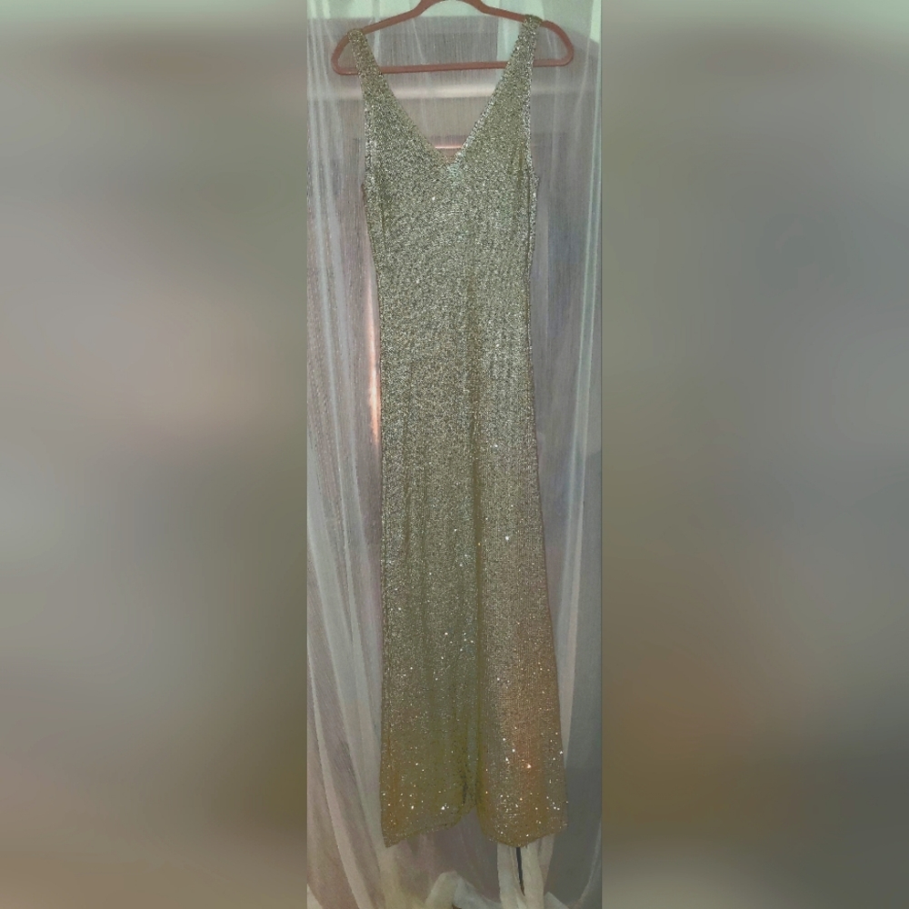 Form-fitting Sleeveless Sequined Dress - L